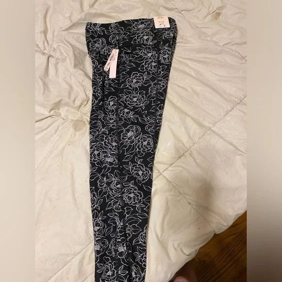 NWT-VICTORIA'S SECRET Essential High-Rise Pckt Leggings- Black & white floral XS - Picture 4 of 6